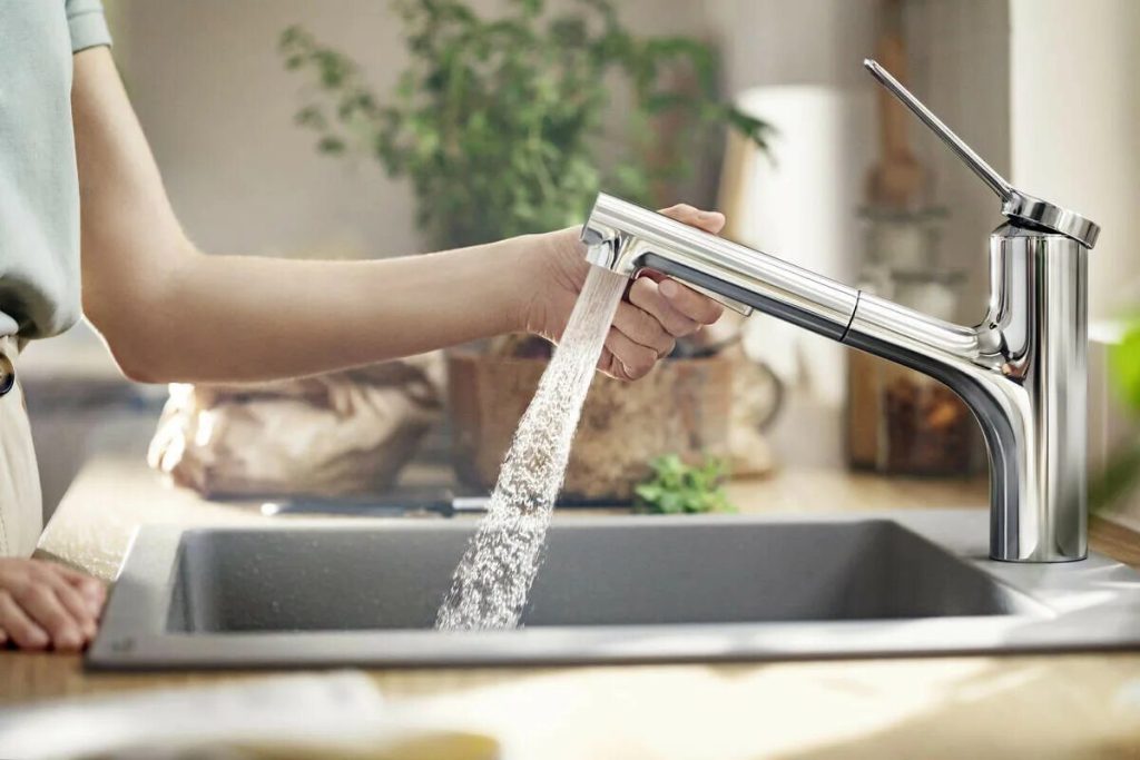 Urlaub: Dieser einfache Trick mit einem Glas Wasser und Papier schützt Ihr Waschbecken während Ihrer Abwesenheit.