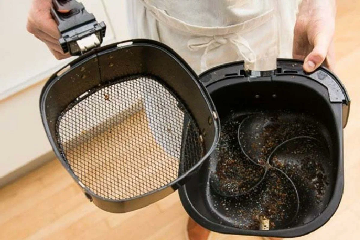 Weder Essig noch Wasser: Das magische Geheimnis der Reinigung des AirFryers mit einem Hausmittel