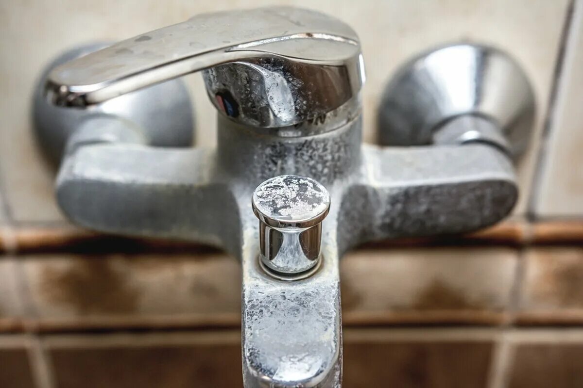 Ich mische es mit Waschpulver und trage es auf den verschmutzten Wasserhahn auf. Nach 5 Minuten ist er wie neu.