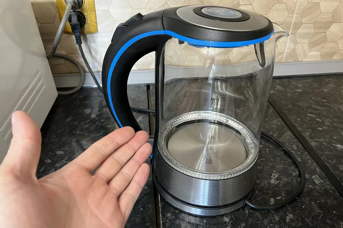 Ich werfe 1 Würfel in den Wasserkocher und bringe das Wasser zum Kochen. Nach einer Minute ist er blitzblank und ohne einen Hauch von Kalk.