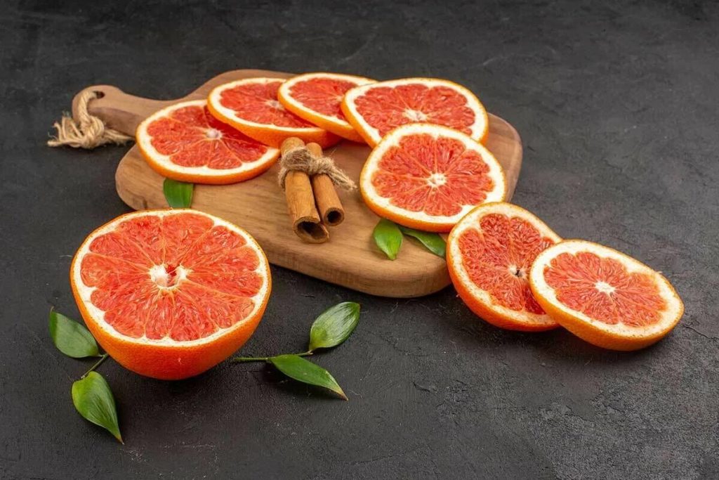 Diese Frucht enthält wenig Kalorien, viele Vitamine und sättigt lange. Sie ist ideal für ältere Menschen, da sie das Herz und die Augen schützt und Falten glättet.