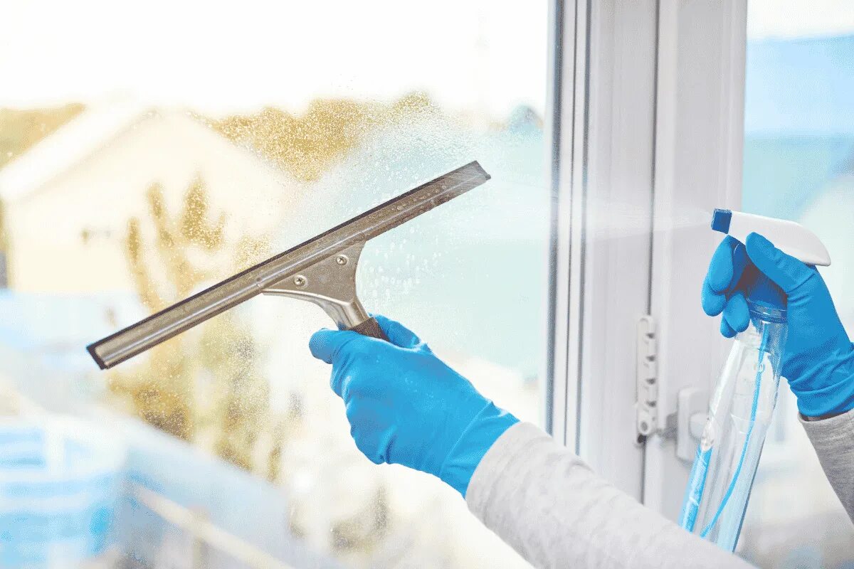 Glänzende Fenster ohne Essig und Spezialreiniger dank diesem Zaubertrick