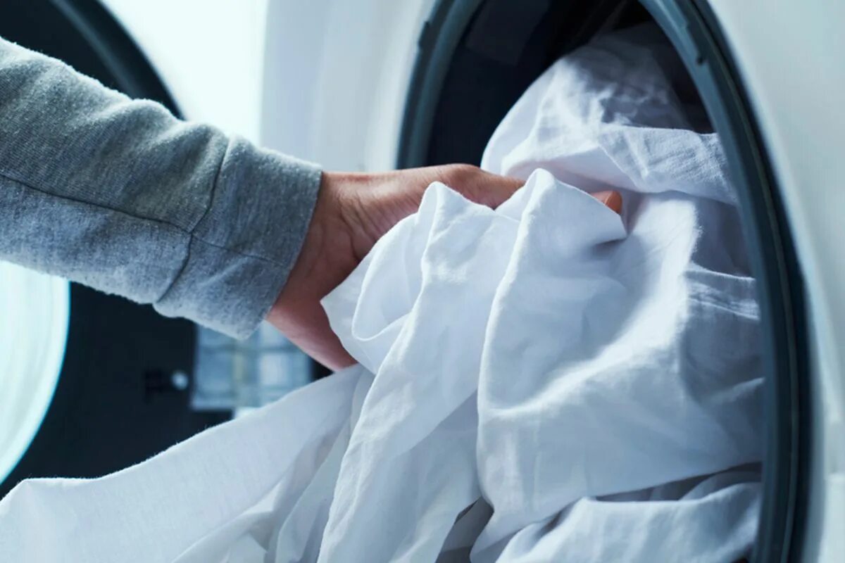 Ein häufiger Fehler, der die Lebensdauer Ihrer Waschmaschine verkürzt, und ein Tipp, wie Sie schmutzige Wäsche und hohe Rechnungen vermeiden können!