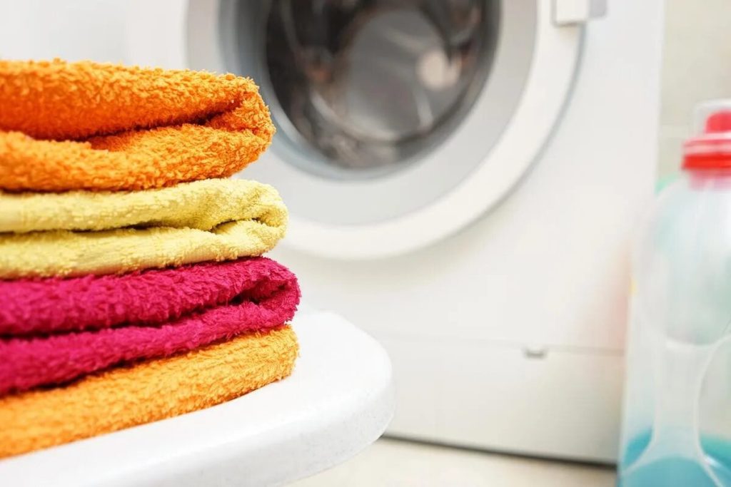 Vergessen Sie die Klimaanlage, hier ist ein günstiger Haushaltstrick der Türken, der Textilien weich und flauschig macht.