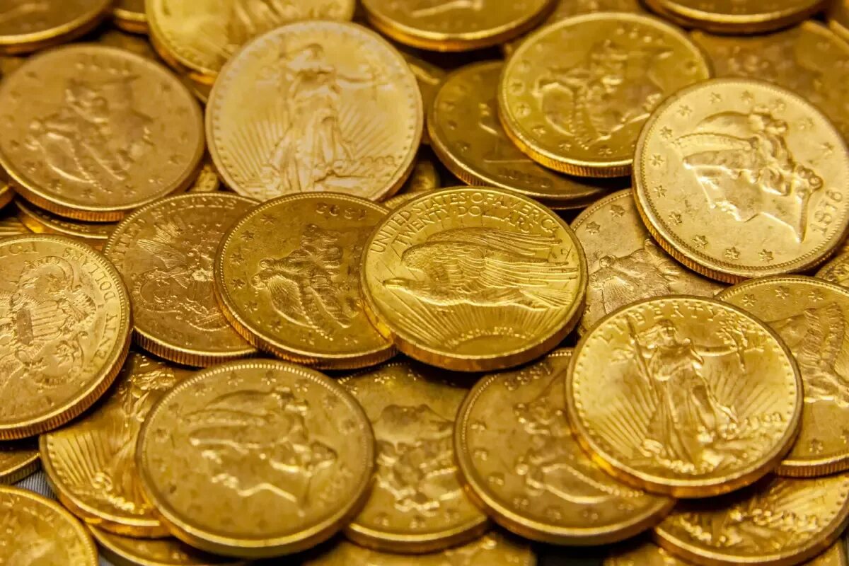 Er pflügte wie üblich sein Feld, als er auf einen Schatz stieß, der auf 3 Millionen Euro in Goldmünzen aus der Zeit des Bürgerkriegs geschätzt wird.