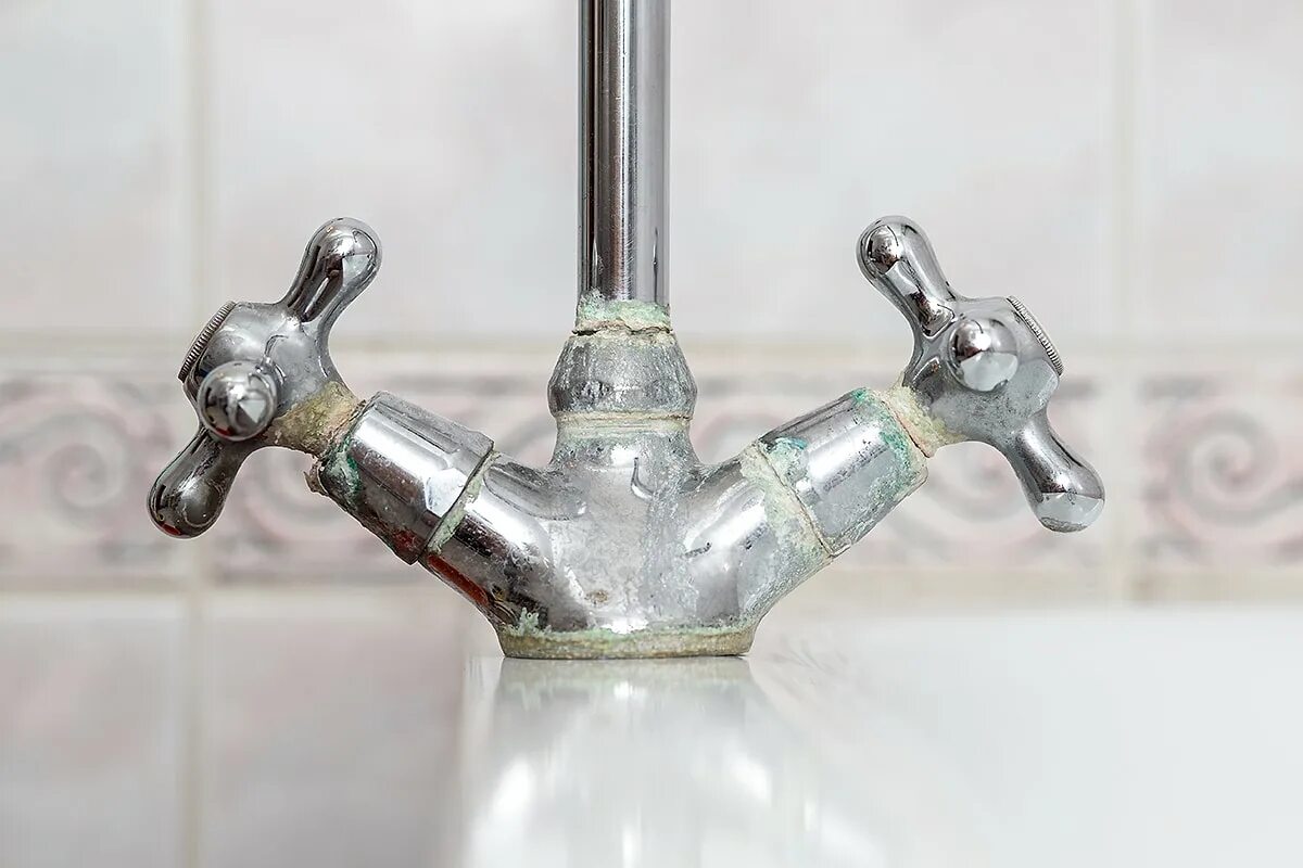 Reduzieren Sie mit dieser Einstellung Beschlag und Kalkablagerungen im Badezimmer, ohne Ihre Gewohnheiten zu ändern!