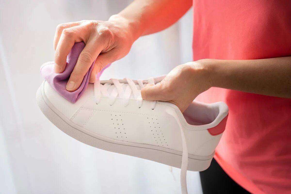 Weder Backpulver noch Bleichmittel: Entdecken Sie den „Zaubercocktail” für Turnschuhe, die wie neu aussehen