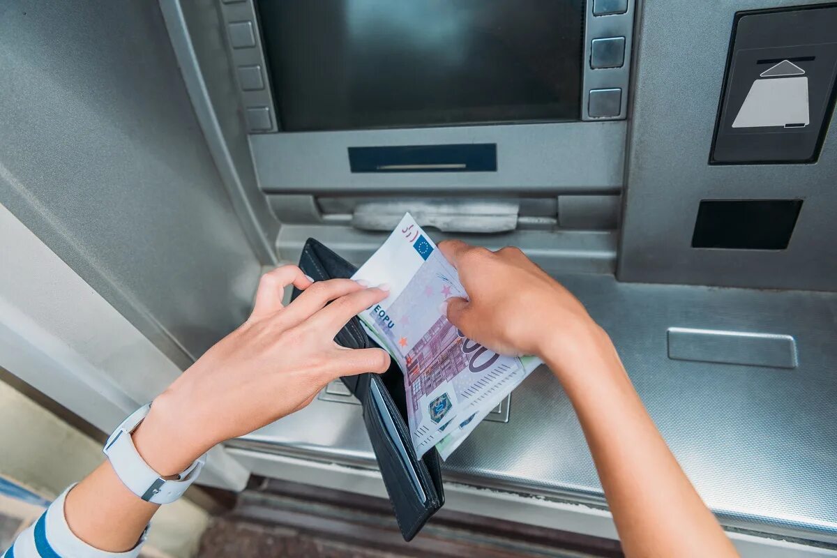 Ein raffinierter Betrug, der mithilfe von Mobiltelefonen über Geldautomaten Bankkonten leerräumt.