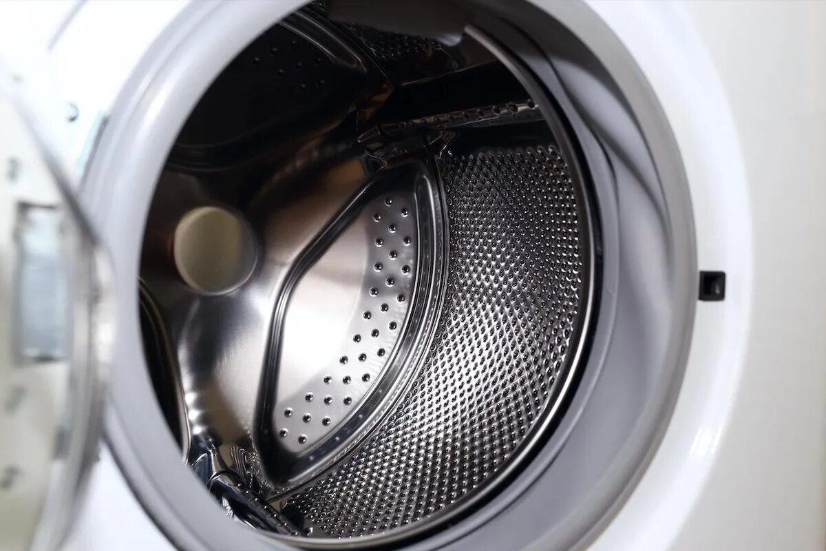 Schritt für Schritt: So reinigen Sie die Waschmaschinentrommel und vermeiden Flecken auf Ihrer Kleidung