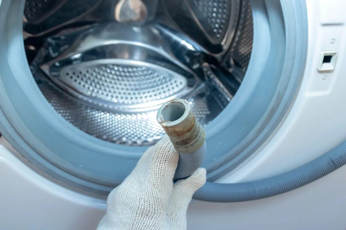 Die Waschmaschine pumpt kein Wasser ab? Erfahren Sie, wie Sie den Abfluss und den Filter schnell und sicher reinigen können