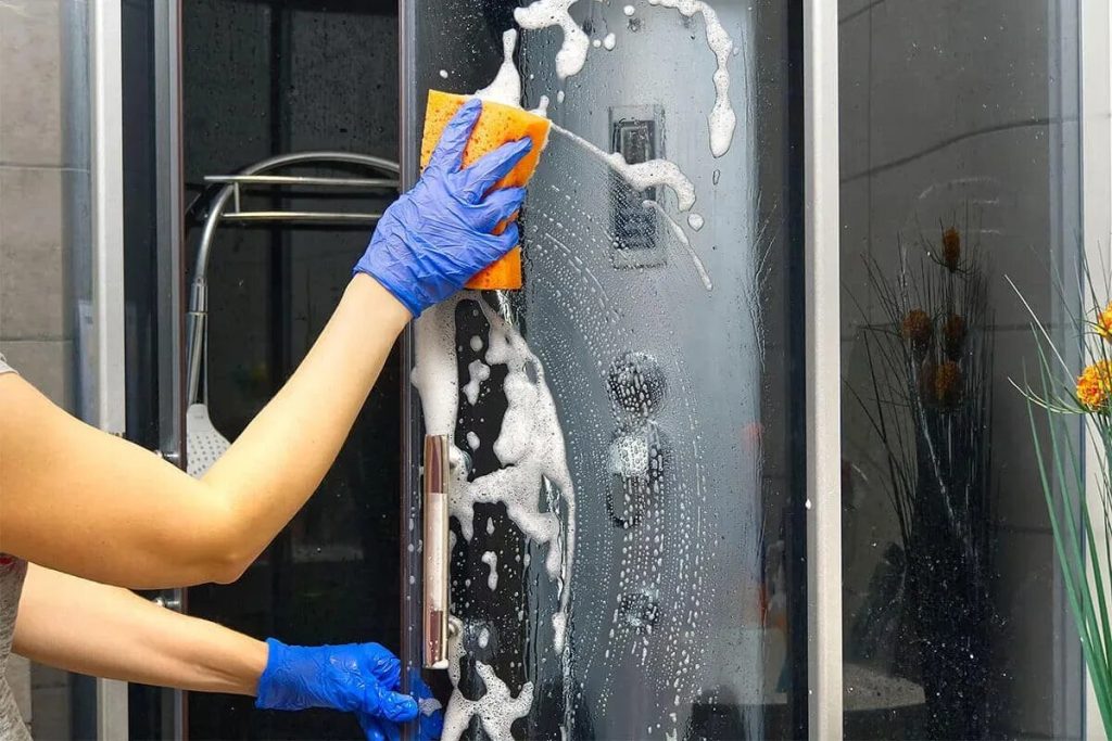 Tragen Sie das Mittel auf die Duschkabine auf, warten Sie 30 Minuten und vergessen Sie den Kalk