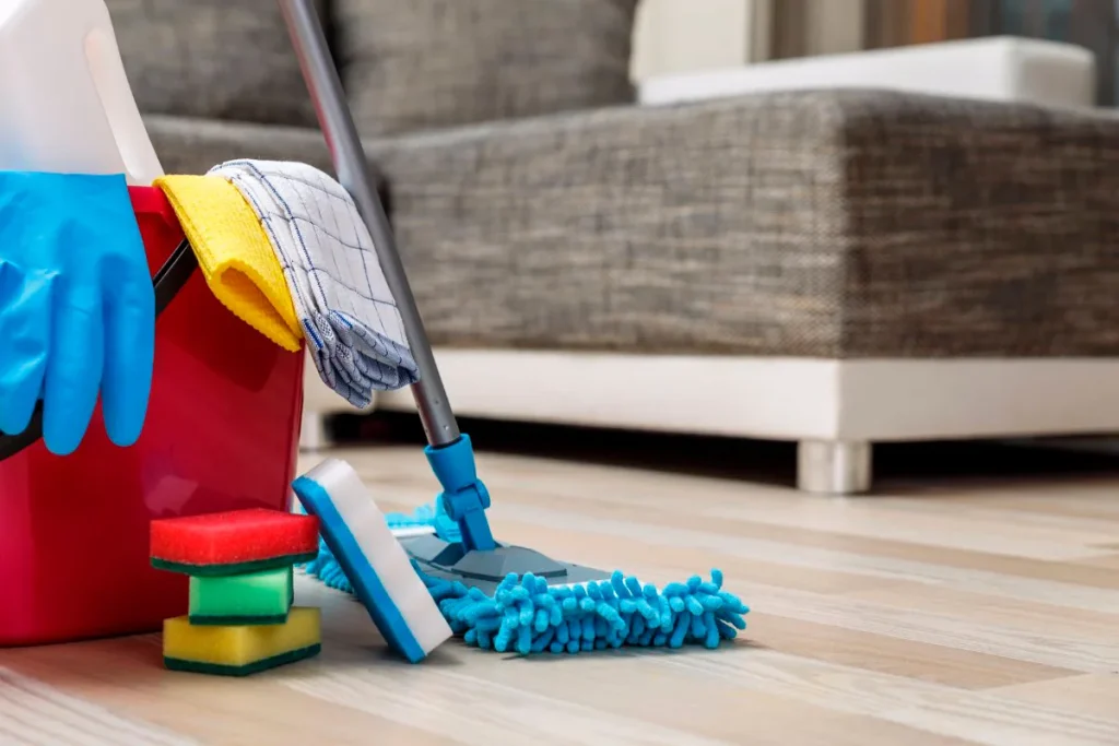 Eine einfache Methode, um Sockelleisten zu reinigen, ohne sich zu bücken und den Rücken zu belasten