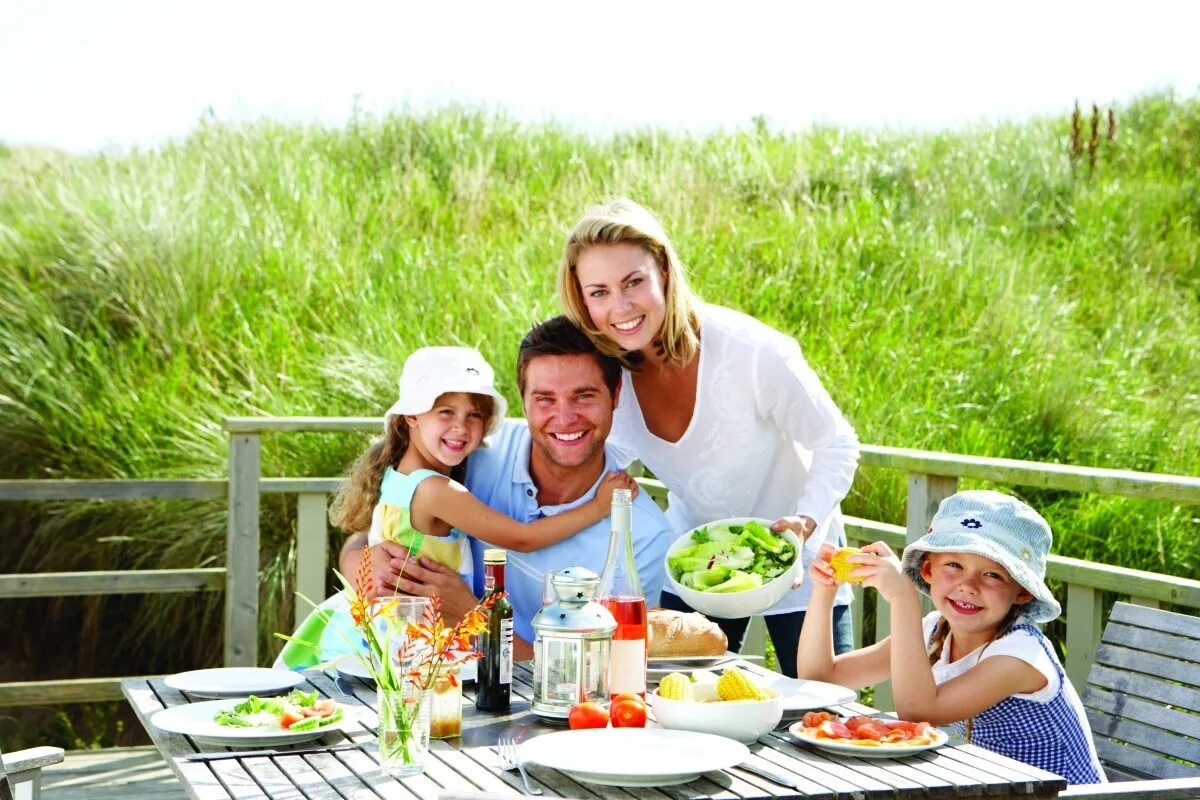 Fliegen um Ihre Speisen herum, sobald Sie im Freien zu essen beginnen? Hier ist eine einfache und wirksame Methode, um sie loszuwerden.