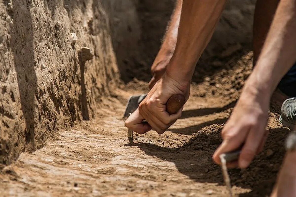 Beim Bau einer Autobahn stoßen sie auf Schätze der Bernsteinstraße – eine beispiellose archäologische Entdeckung