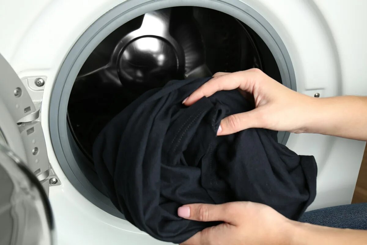 Legen Sie es zusammen mit Ihrer Wäsche in die Waschmaschine. Das lästige Problem verschwindet