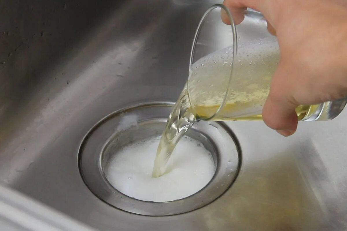 Wie man den Küchenabfluss mit Essig und Backpulver reinigt. Eine einfache Mischung aus gewöhnlichen Zutaten kann Rückstände und unangenehme Gerüche aus dem Waschbecken entfernen, sodass man laut Experten und neuesten Studien auf aggressive Chemikalien verzichten und die Umwelt schonen kann.