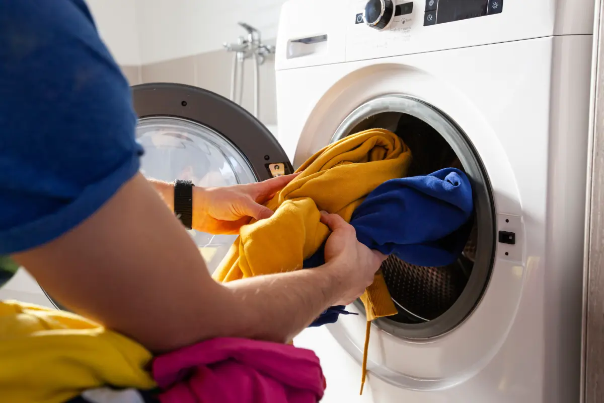 Weder Essig noch Weichspüler: Ein unbekannter Trick, um Kleidung zu desinfizieren und ihr mit Lorbeerblättern einen günstigen und natürlichen Duft zu verleihen Lorbeerblätter sind eine einfache, umweltfreundliche und erschwingliche Alternative für alle, die nach einer bewussteren Art der Kleiderpflege suchen