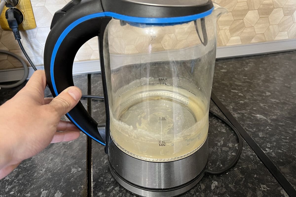 Ich gieße 300 ml in den Wasserkocher, bringe das Wasser zum Kochen, und vom Kalk ist keine Spur mehr zu sehen. Meine Schwiegermutter hat gelacht, jetzt macht sie es genauso.