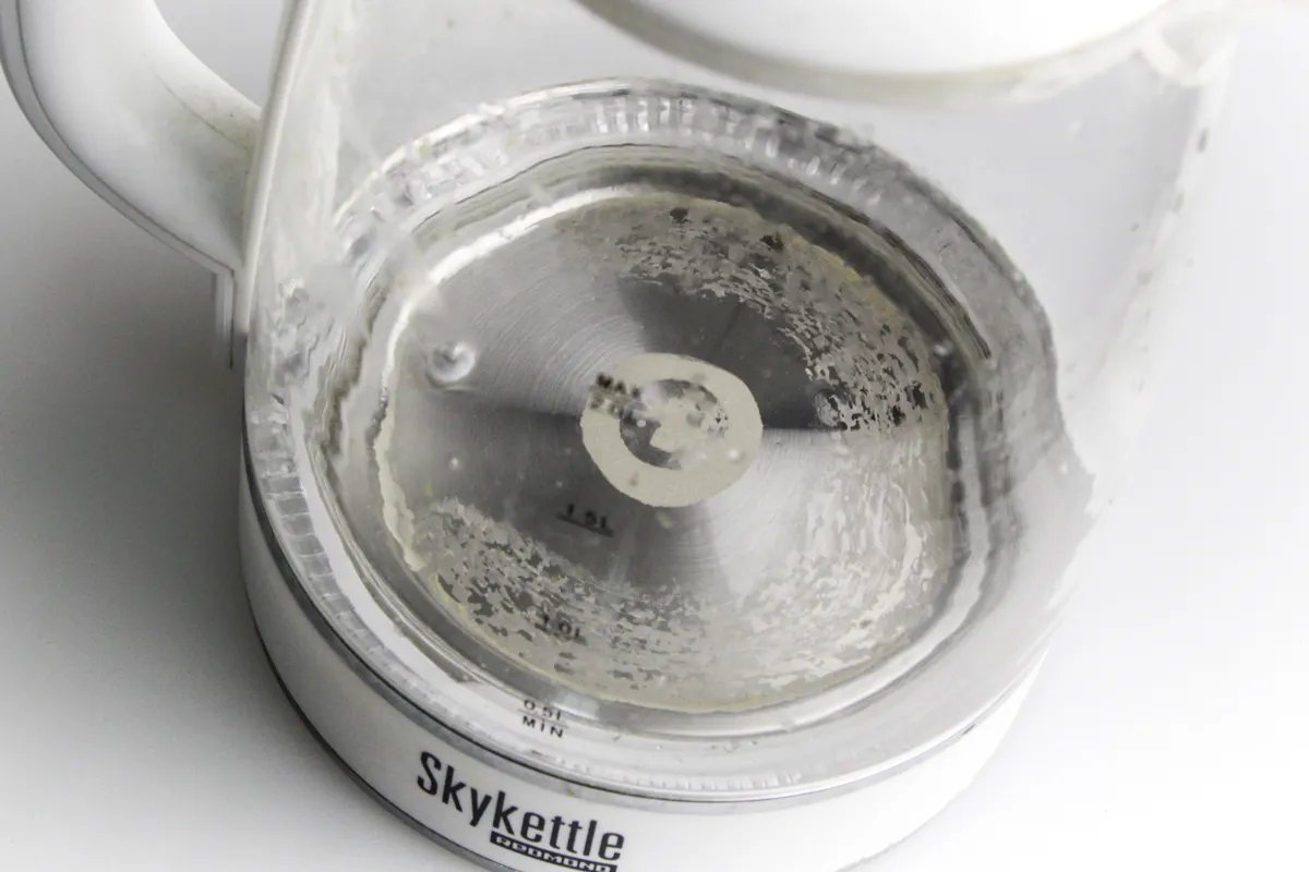 Besser als weißer Essig entfernt dieses Produkt Kalkablagerungen aus dem Wasserkocher in nur zwei Minuten.