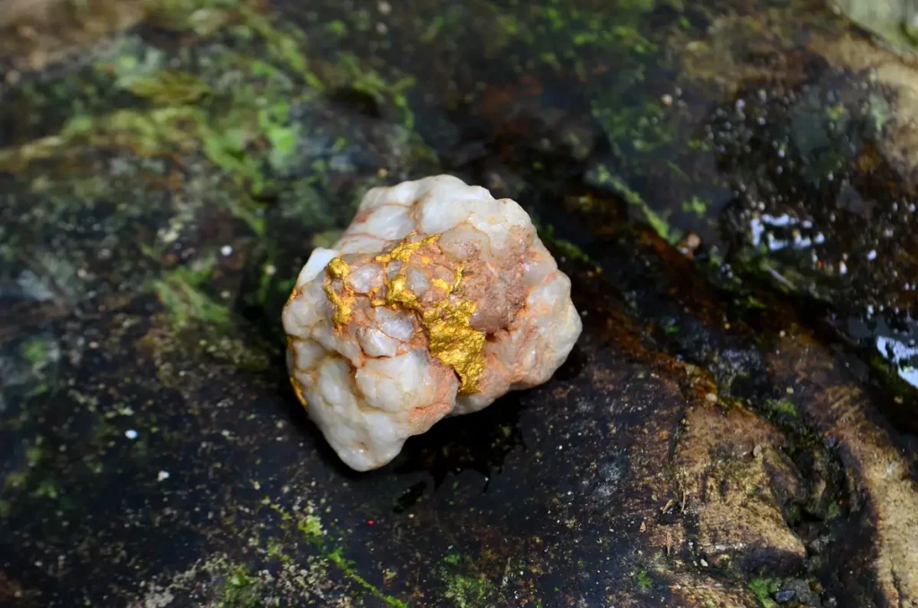Ein Dorf in Asturien erlebt diese Woche erneut einen Goldrausch: „Man braucht nur eine Schaufel, eine Schale und viel Geduld.“ Die Berge und Flüsse im Westen Asturiens, in der Gemeinde Tineo, bergen Gold. Es wurde von den Römern entdeckt, die ganze Berge dem Erdboden gleichmachten, um es abzubauen. Heute wird weiter danach gesucht, allerdings nur zum Vergnügen.