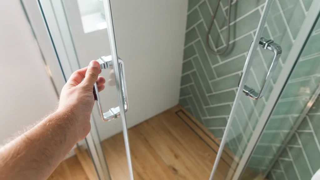Mit Wasser mischen und auf das Glas sprühen. So reinigen Sie Ihre Duschkabine mühelos