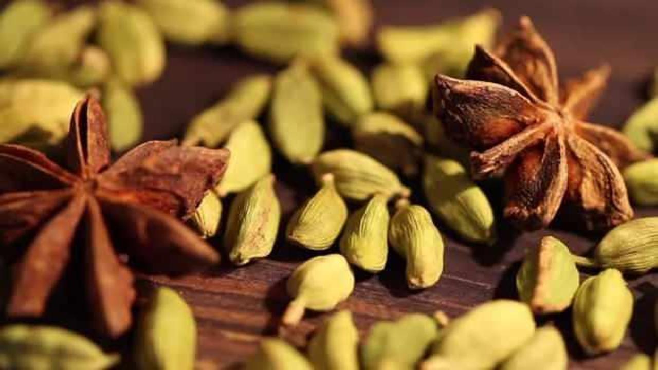 Geben Sie einen halben Teelöffel in Ihren Morgenkaffee. Er erhält ein einzigartiges Aroma, und Sie verlieren Gewicht.
