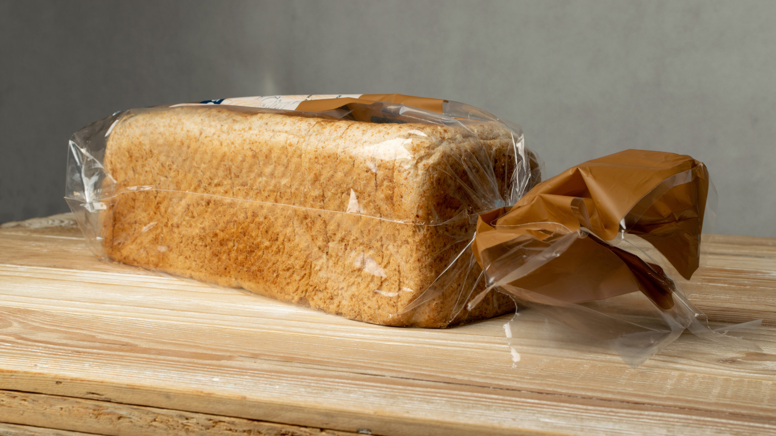 Keine Plastikfolie, keine Tüten: Eine clevere Methode, Brot so zu verpacken, dass es mehrere Tage lang frisch und weich bleibt