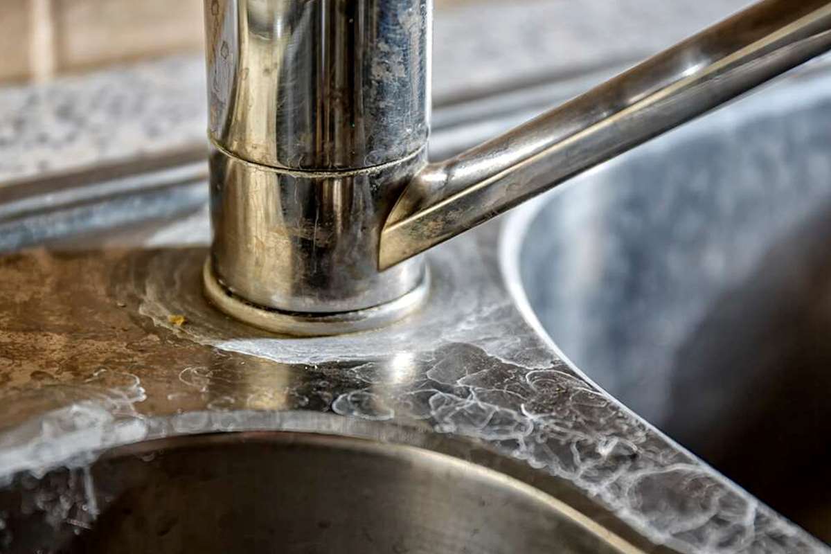 Wie man Kalkflecken von schwarzen Spülbecken entfernt: das Geheimnis für ein makelloses Ergebnis.