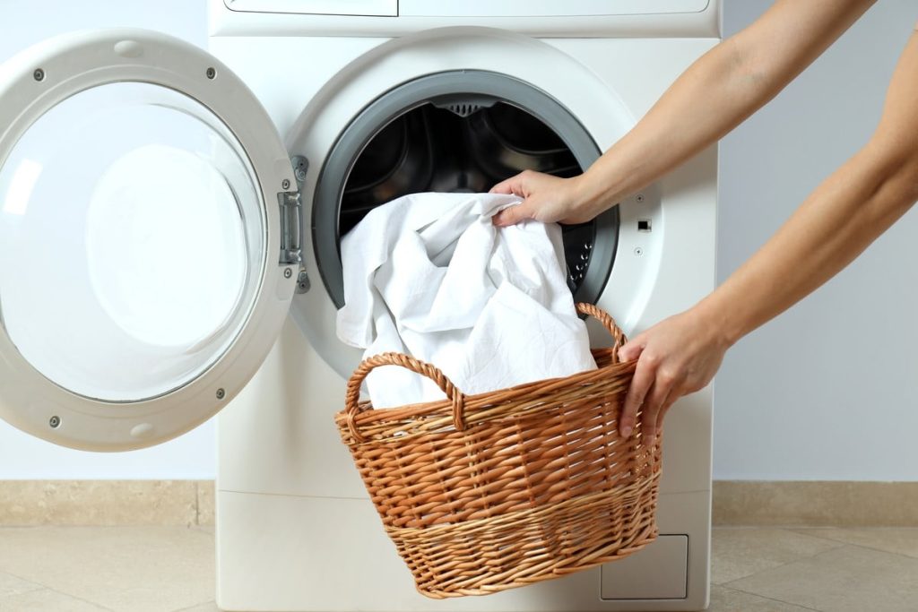 Ein häufiger Fehler, der die Lebensdauer Ihrer Waschmaschine verkürzt, und ein Tipp, wie Sie schmutzige Wäsche und hohe Rechnungen vermeiden können!