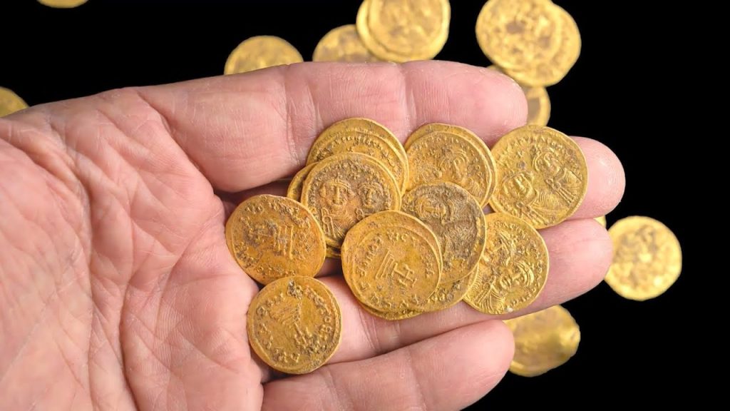 Archäologen sind von der Entdeckung eines verlassenen Dorfes mit einem unvorstellbaren Schatz begeistert: Hunderte von unberührten Edelsteinen und Goldmünzen.