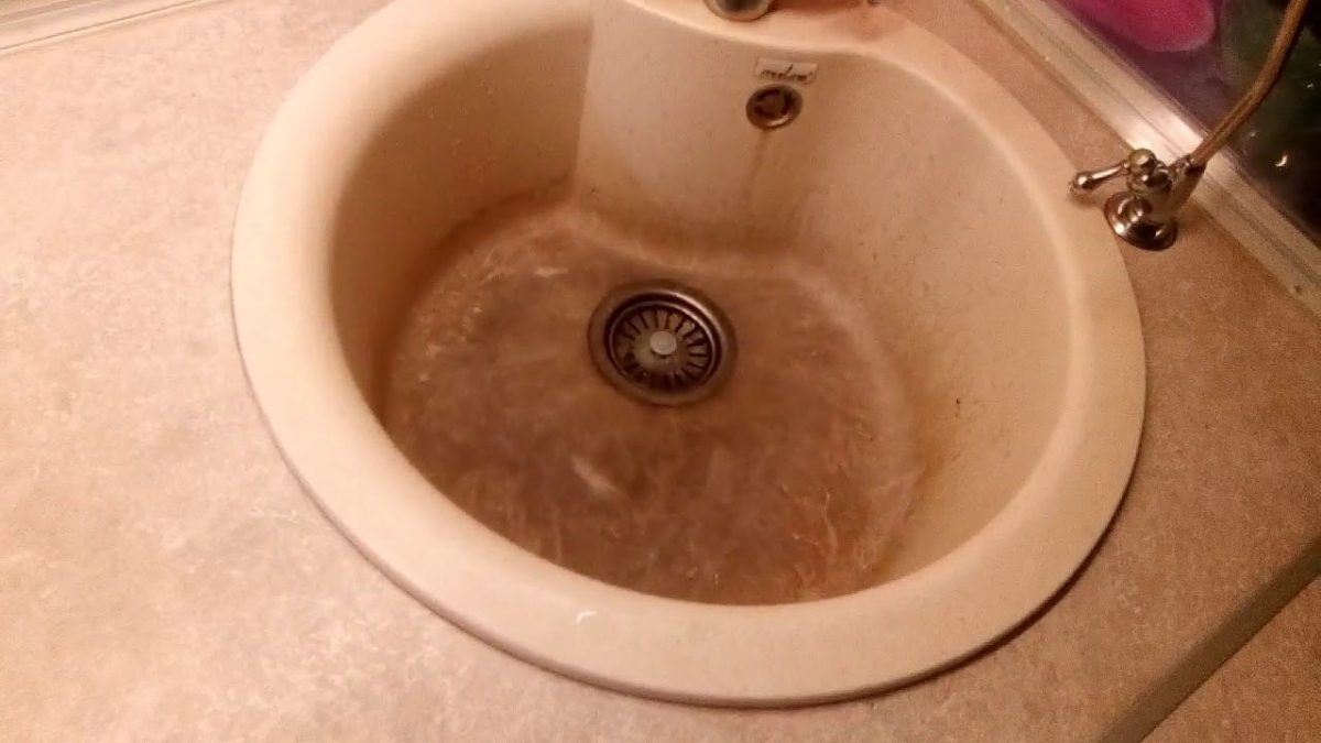 Weder Essig noch Backpulver: Eine hausgemachte Mischung, die Kalkablagerungen an Wasserhähnen und gelbe Flecken im Badezimmer sofort entfernt.
