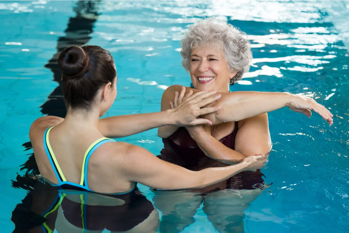 Weder Aqua-Aerobic noch Schwimmen: Die besten Wasserübungen zur Muskelstärkung für Menschen über 70 Diese mehrmals pro Woche durchgeführte Aktivität kann effektiver sein als andere Trainingsarten und zu spürbaren Ergebnissen in Bezug auf Kraft und Beweglichkeit führen.