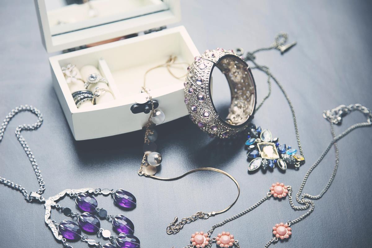 Einfacher Tipp, wie Sie Ihren Schmuck ganz einfach reinigen können, damit er wieder wie neu aussieht