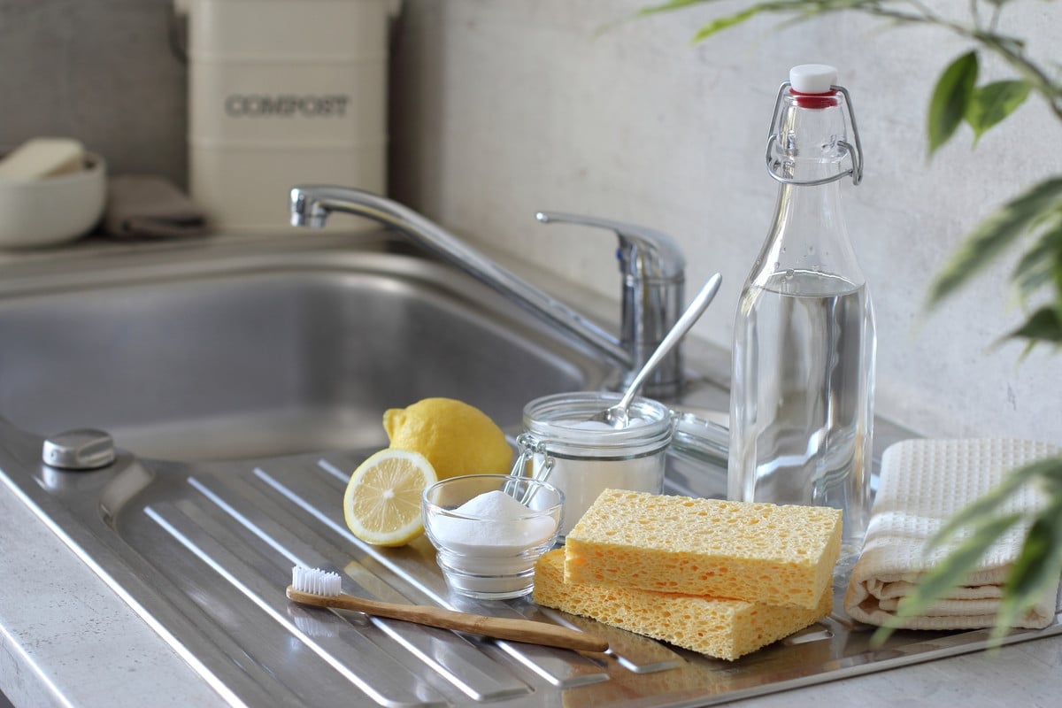 Wie man den Küchenabfluss mit Essig und Backpulver reinigt. Eine einfache Mischung aus gewöhnlichen Zutaten kann Rückstände und unangenehme Gerüche aus dem Waschbecken entfernen, sodass man laut Experten und neuesten Studien auf aggressive Chemikalien verzichten und die Umwelt schonen kann.