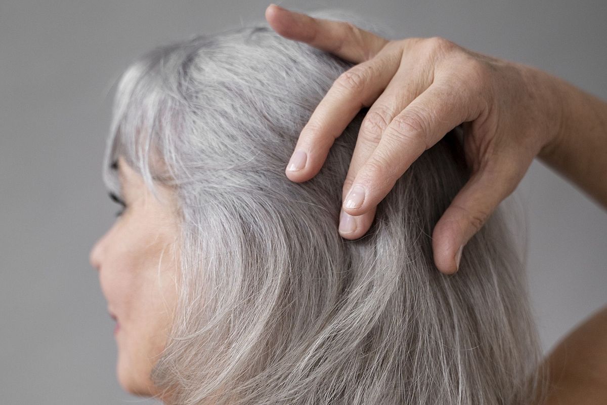 Weder Rosmarin noch Lorbeer: Eine Pflanze, die das Haar belebt und graue Haare schon nach der ersten Anwendung kaschiert