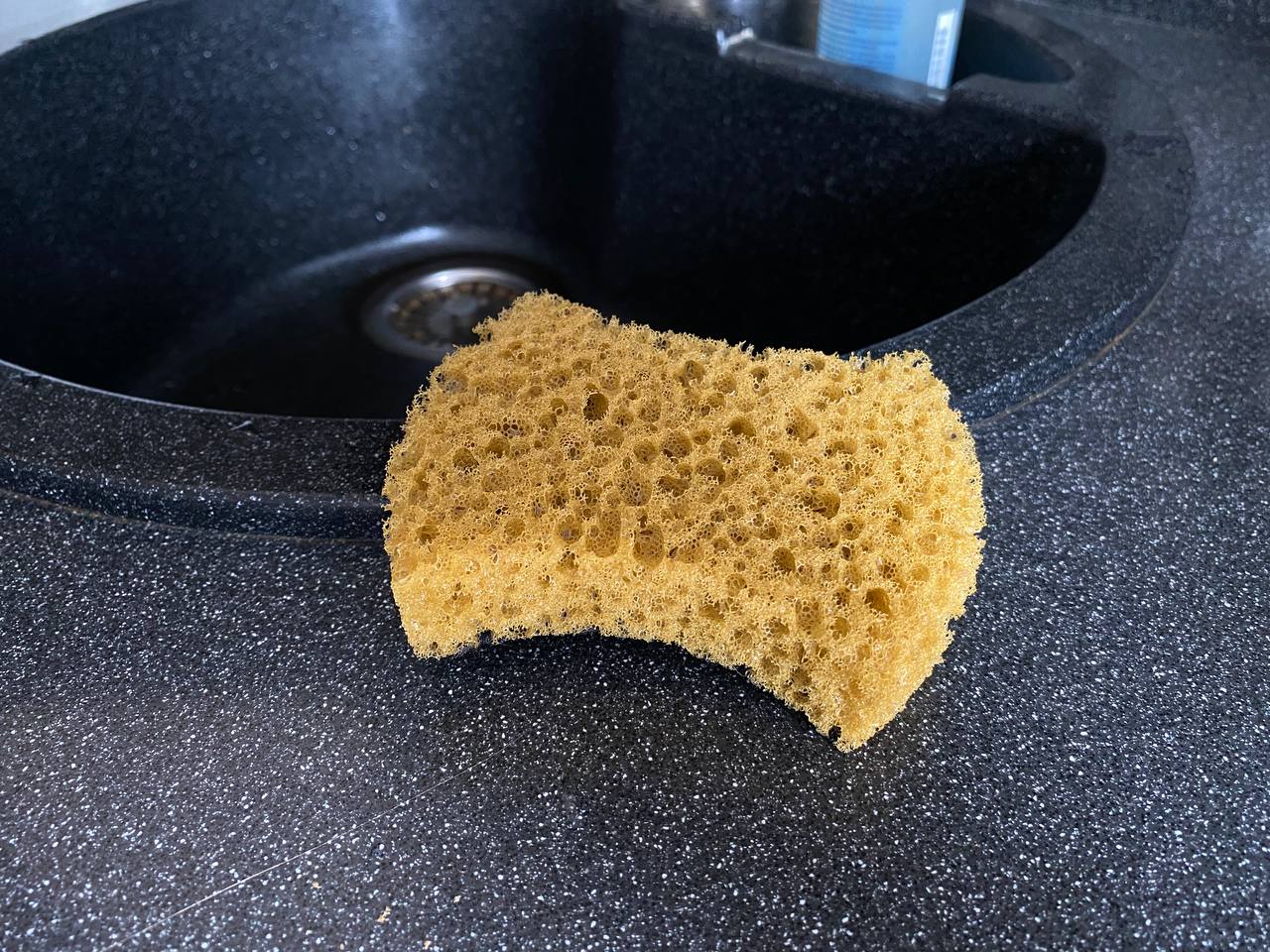 Der Fehler, den Sie beim Waschen Ihrer Küchenschwämme machen und der zu einer Verunreinigung mit Bakterien führt