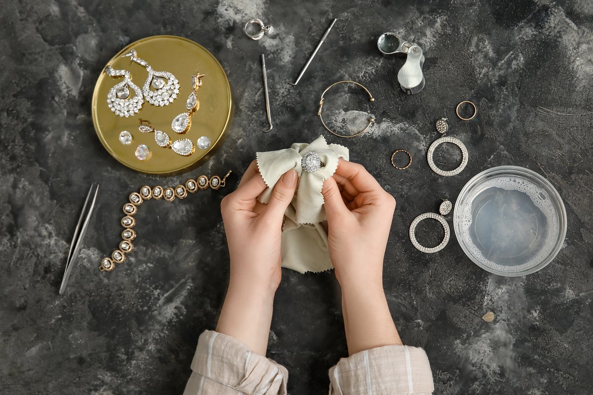 Wie man den Glanz von Silberschmuck wiederherstellt und schwarze Flecken ohne Chemikalien entfernt