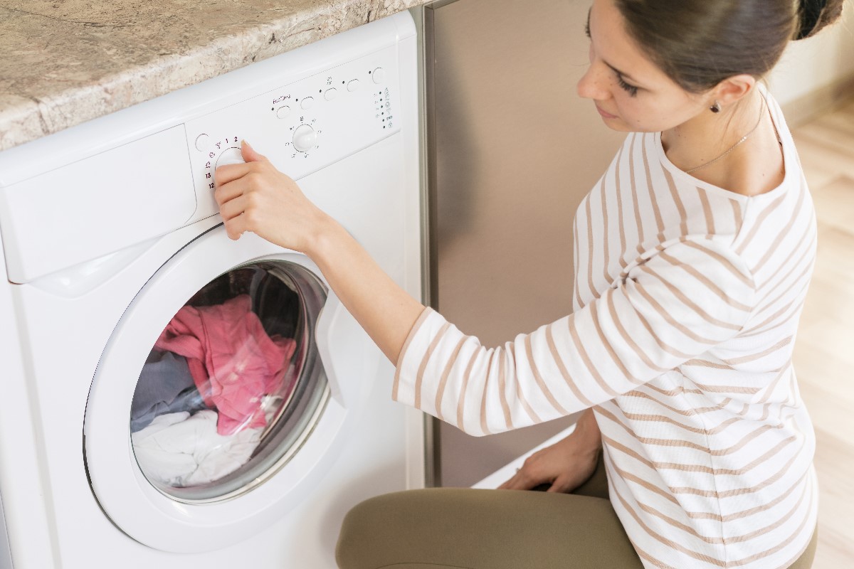 Weder Essig noch Weichspüler: Ein unbekannter Trick, um Kleidung zu desinfizieren und ihr mit Lorbeerblättern einen günstigen und natürlichen Duft zu verleihen Lorbeerblätter sind eine einfache, umweltfreundliche und erschwingliche Alternative für alle, die nach einer bewussteren Art der Kleiderpflege suchen