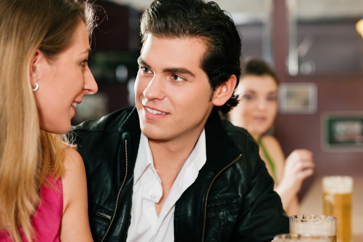 Die Psychologie des Flirts: Wie man erkennt, ob jemand mit einem flirtet oder sich nur höflich verhält