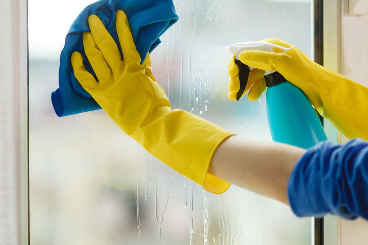 Glänzende Fenster ohne Essig und Spezialreiniger dank diesem Zaubertrick