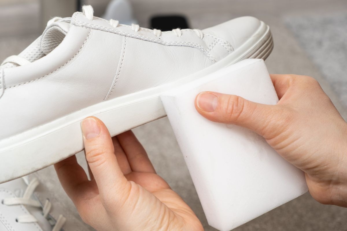 Weder Backpulver noch Bleichmittel: Entdecken Sie den „Zaubercocktail” für Turnschuhe, die wie neu aussehen