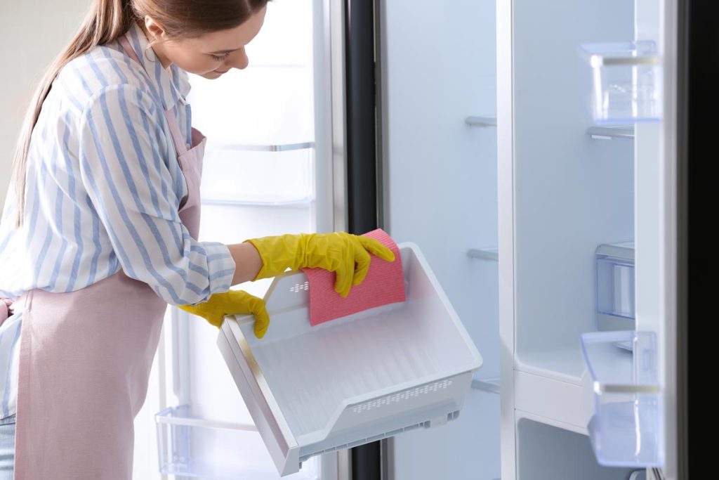 Nur zwei Zutaten reichen aus, um Ihren Kühlschrank strahlend sauber zu machen. Ohne Chemikalien und ohne unangenehmen Geruch.