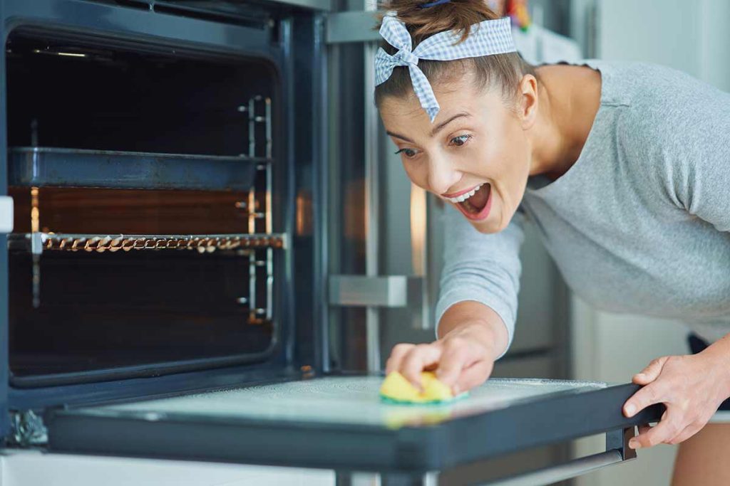 Weder Essig noch Backpulver: Eine einfache Methode, um den Backofen in 10 Minuten ohne Scheuern zu reinigen.