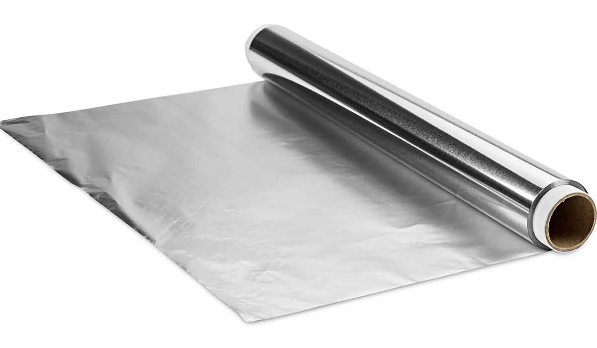 Ein einfacher Trick mit Alufolie, um lästige Tierhaare von Ihrer Kleidung zu entfernen