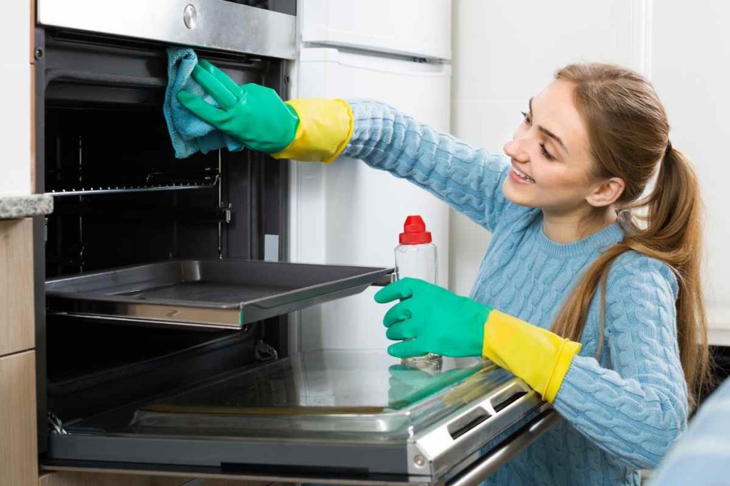 Ist der Backofen wirklich sauber? Diese Fehler bei der Reinigung machen ihn tatsächlich noch schmutziger!