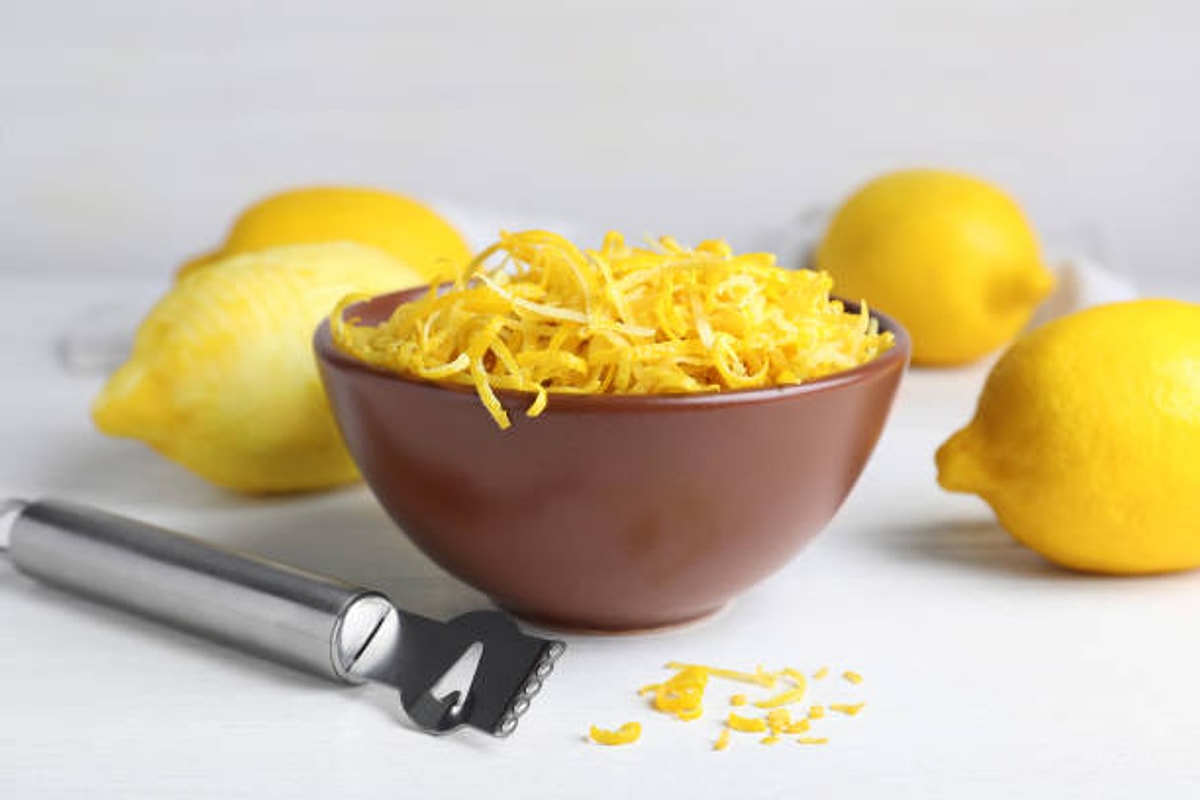 Zitronenschale in den Gefrierschrank legen? Ein Tipp, der Ihre Herangehensweise an das Kochen und Würzen von Speisen völlig verändern wird.