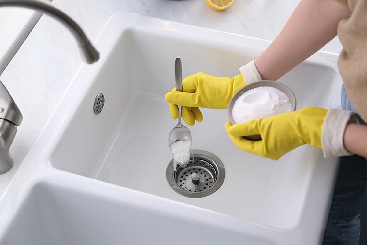 Eine unersetzliche Methode, um den Küchenabfluss mit Essig und Backpulver zu reinigen