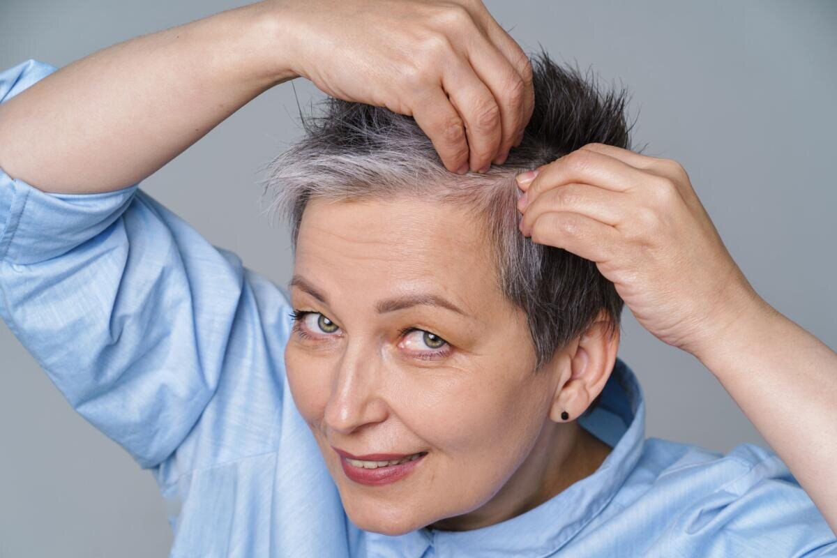 Keine Haarfärbemittel mehr: Diese natürliche Alternative deckt graues Haar ab und lässt Sie jünger aussehen