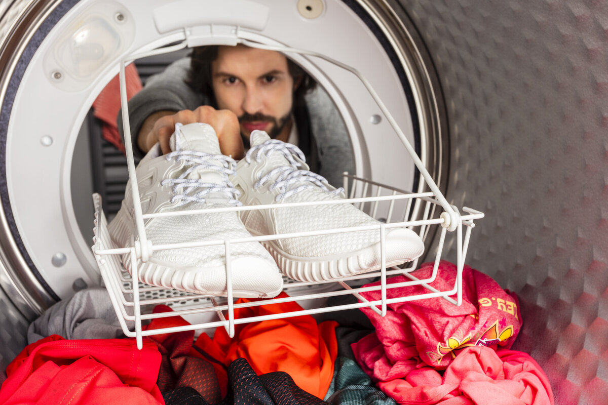 Sie machen es falsch: 5 Tipps, wie Sie Schuhe richtig in der Waschmaschine waschen, damit sie wie neu aussehen.