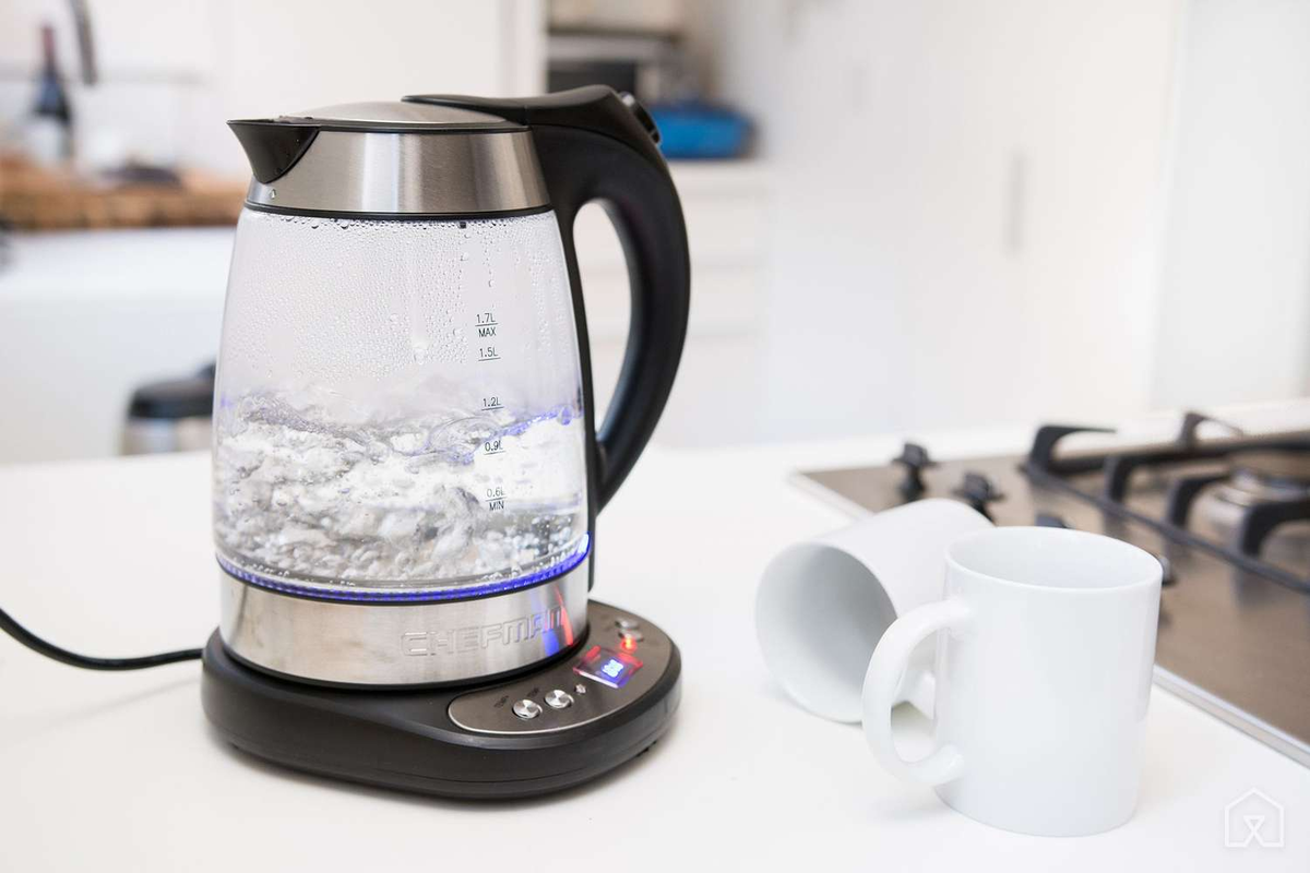 Das ist kein Scherz! Nehmen Sie saure Gurken und gießen Sie Wasser in den Wasserkocher, und der Kalk ist im Handumdrehen verschwunden.